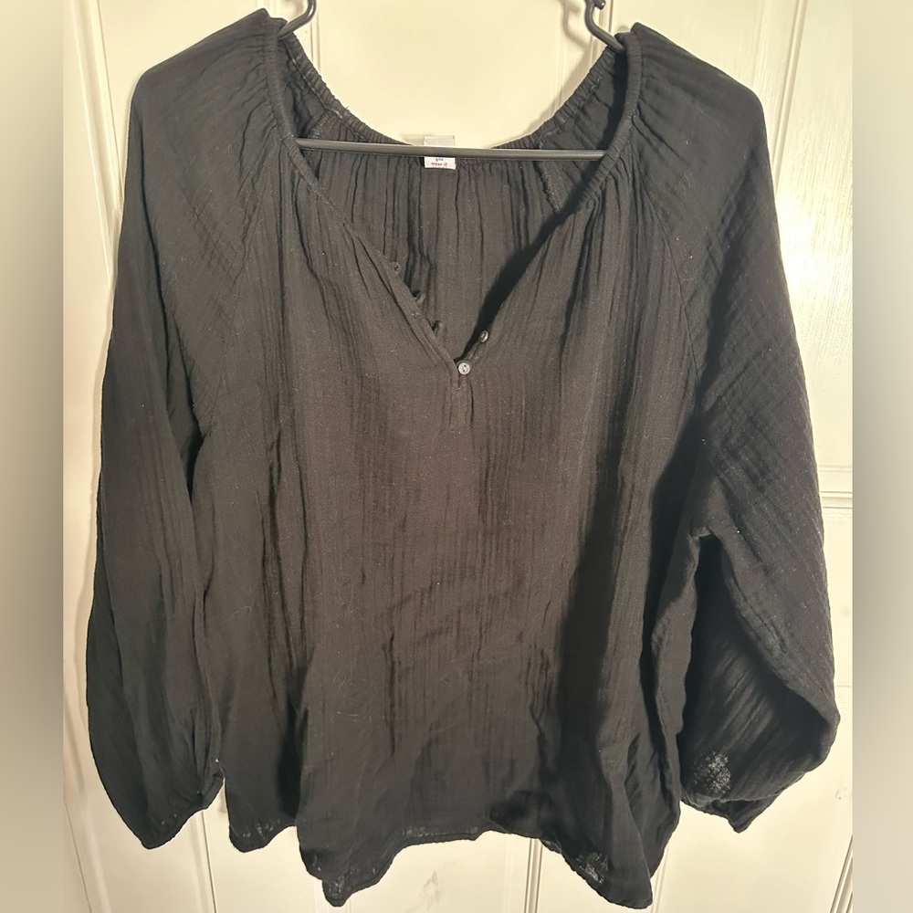 WOMEN’S BLACK OLD NAVY BLPUSE WITH BUTTON DETAIL - SIZE L